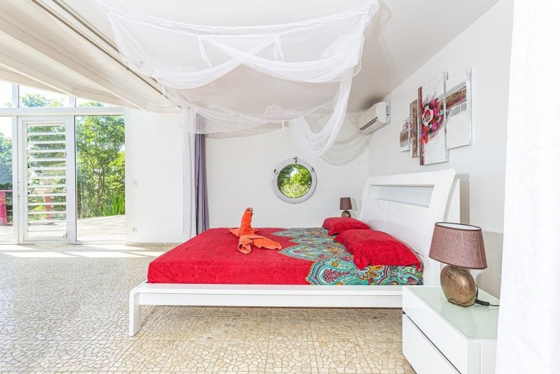 Chambre #1 séparée par des rideaux